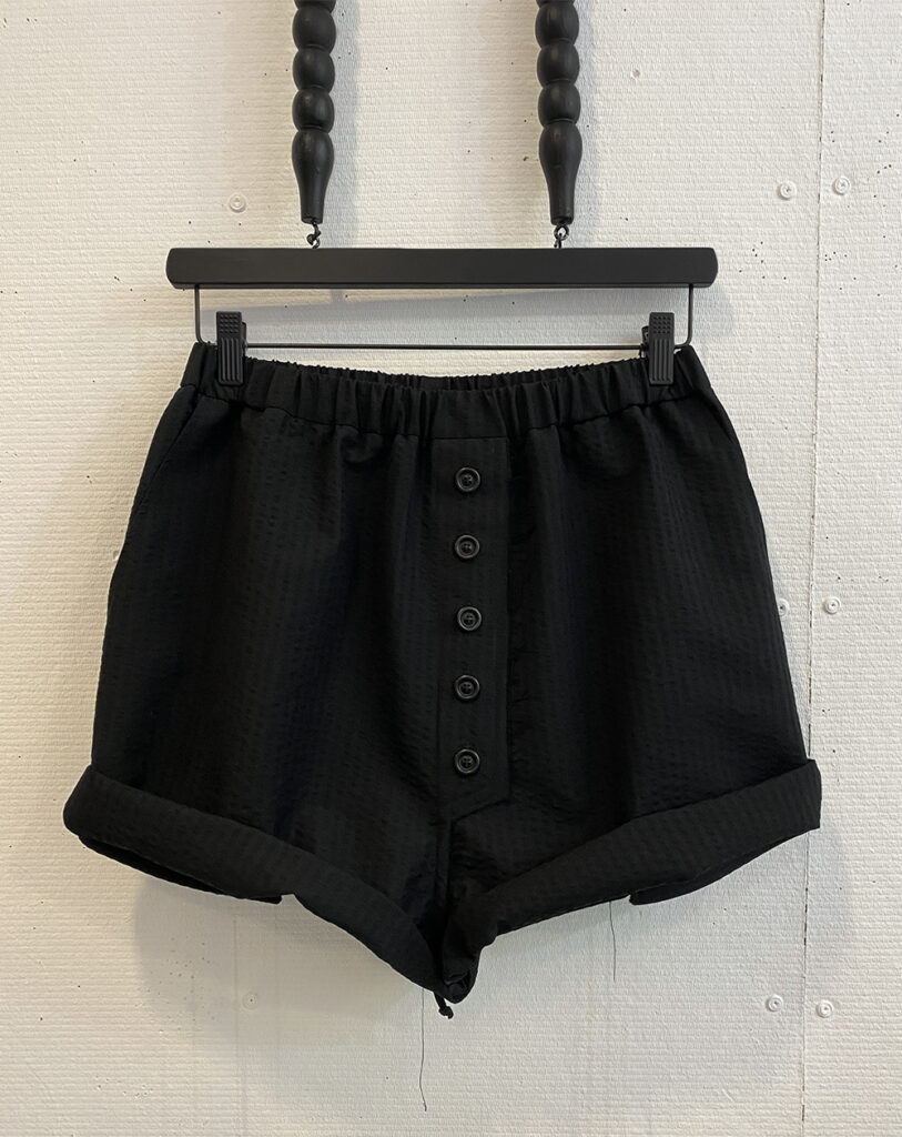 black shorts in woolen seersucker fabric, with fake button closure and elastic waistband