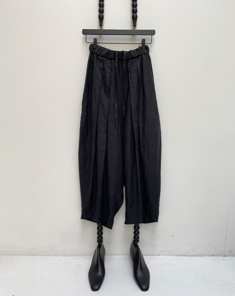 Balloon shaped oversized black washed linen pants with pleats at front and back